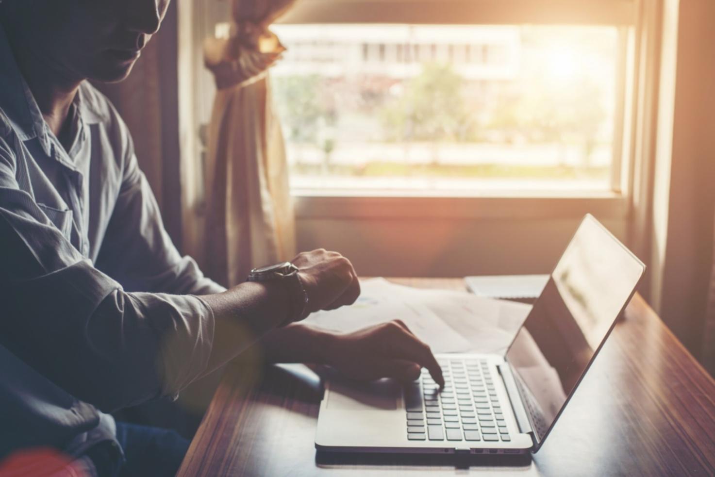 Emprendedor trabajando en planificación financiera