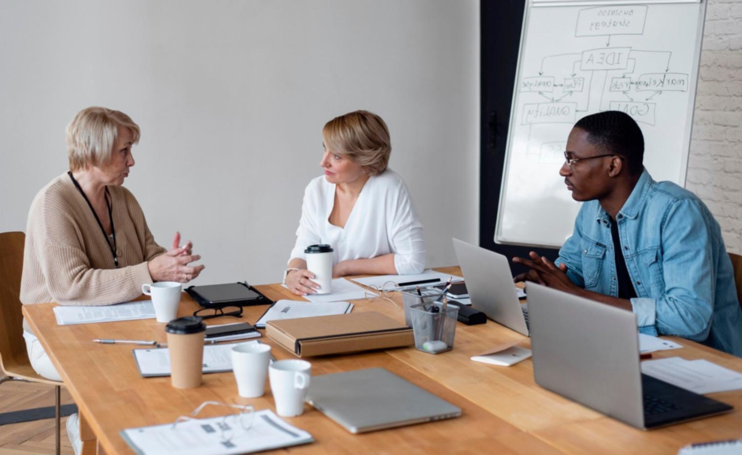 Equipo de eukakilvirivoron trabajando en estrategias financieras personalizadas para emprendedores